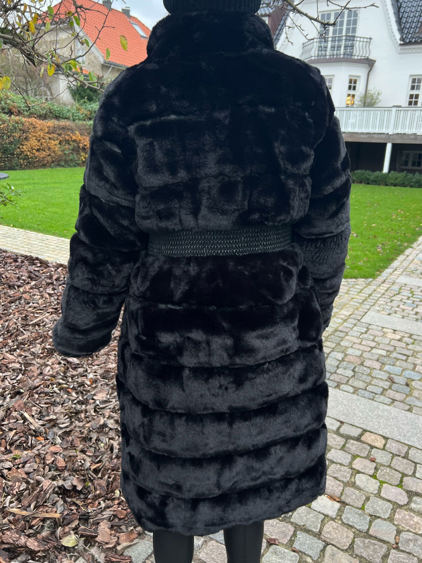 Darya - Fake Fur jacka med resår i midjan